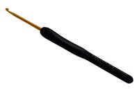 фото крючок для вязания с черной силиконовой ручкой и золотистым наконечником