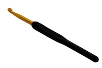 фото гачок для в'язання з чорною силіконовою ручкою і золотистим наконечником 6.0