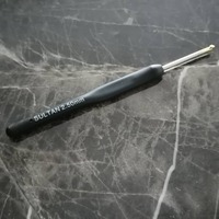 фото тонкий гачок для в'язания з черною силіконовою ручкою та сталевим наконечником 2.5