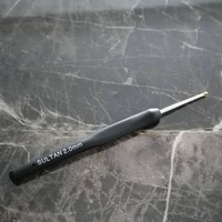фото тонкий гачок для в'язания з черною силіконовою ручкою та сталевим наконечником 2.0