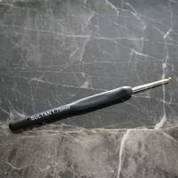 фото тонкий гачок для в'язания з черною силіконовою ручкою та сталевим наконечником 1.75