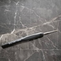 фото тонкий крючок для вязания с черной силиконовой ручкой и стальным наконечником 1.0